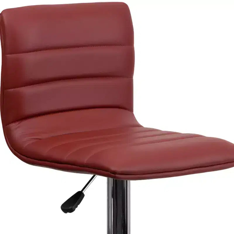 Tabouret de bar moderne en velours capitonné, réglable en hauteur, avec dossier mi-haut et repose-pieds.