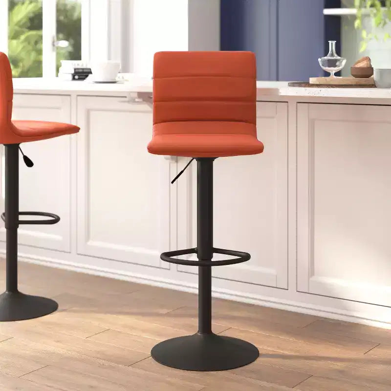 Tabouret de bar moderne en velours capitonné, réglable en hauteur, avec dossier mi-haut et repose-pieds.
