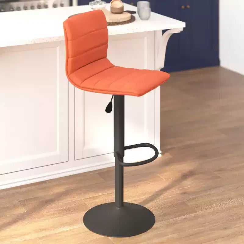 Tabouret de bar moderne en velours capitonné, réglable en hauteur, avec dossier mi-haut et repose-pieds.