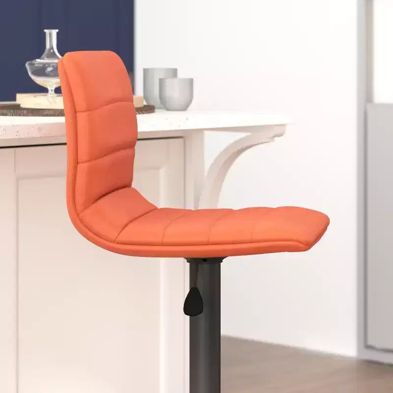 Tabouret de bar moderne en velours capitonné, réglable en hauteur, avec dossier mi-haut et repose-pieds.