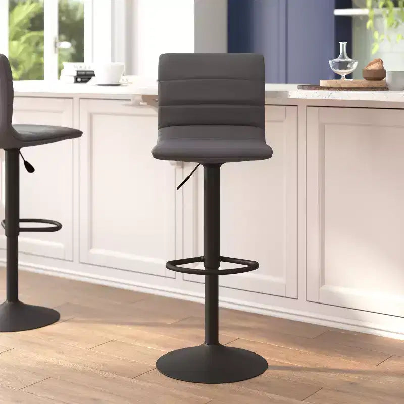 Tabouret de bar moderne en velours capitonné, réglable en hauteur, avec dossier mi-haut et repose-pieds.