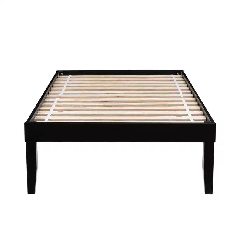 Lit plateforme simple et table de chevet