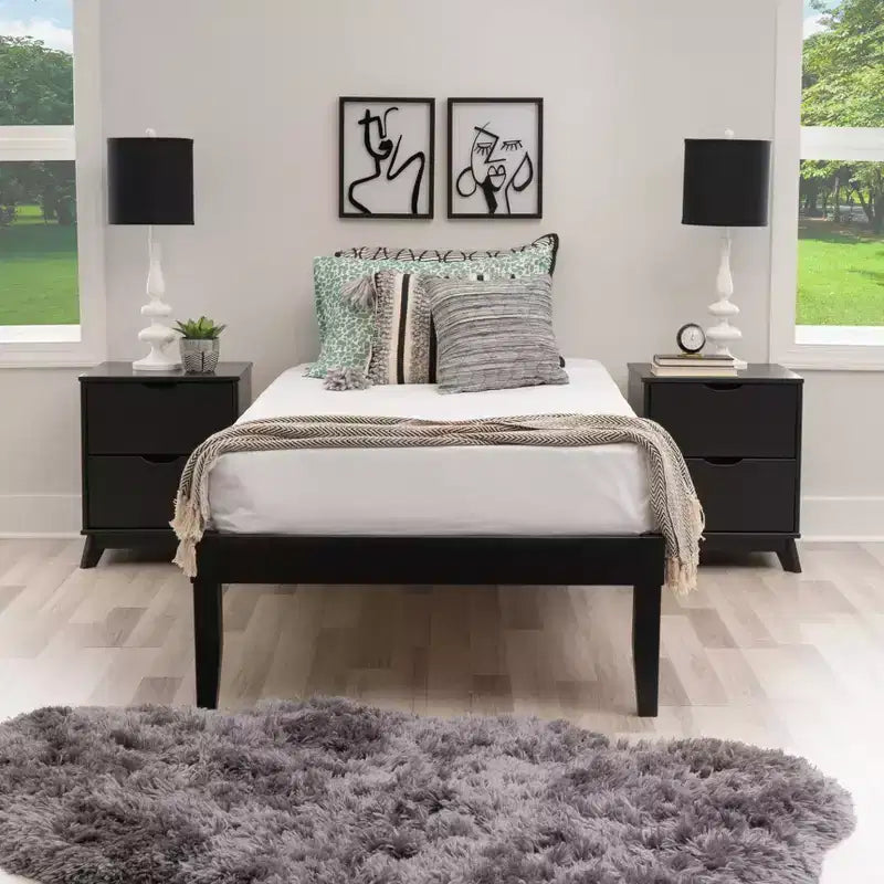 Lit plateforme simple et table de chevet