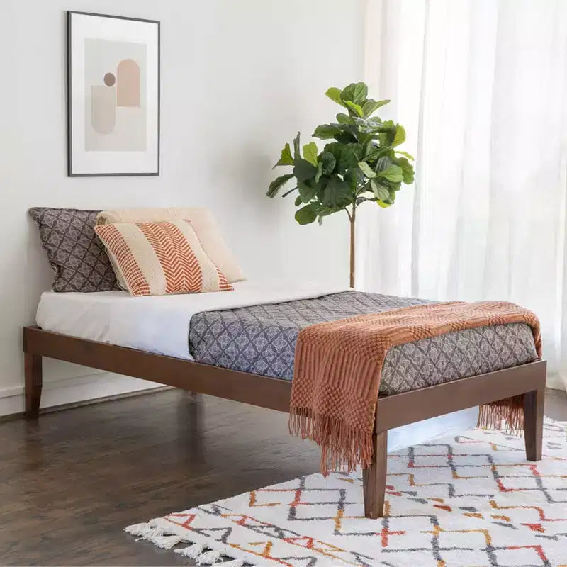 Lit plateforme simple et table de chevet