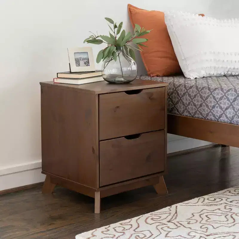 Lit plateforme simple et table de chevet