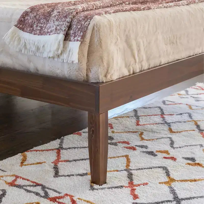 Lit plateforme simple et table de chevet
