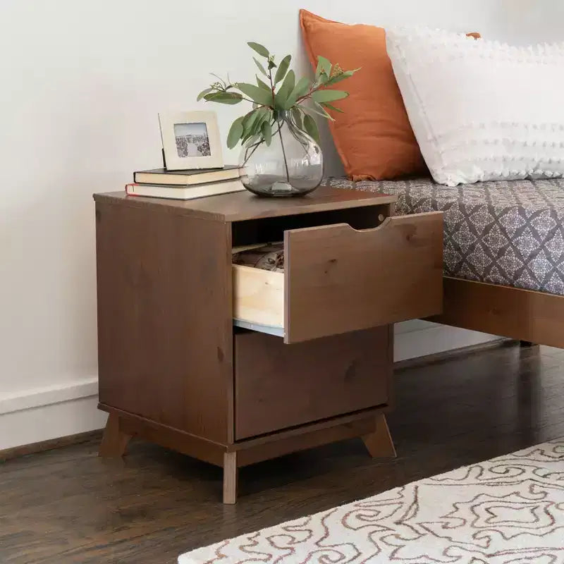 Lit plateforme simple et table de chevet