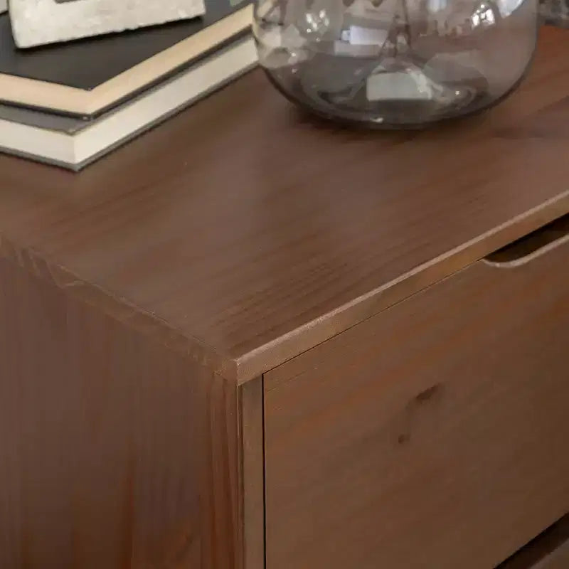 Lit plateforme simple et table de chevet