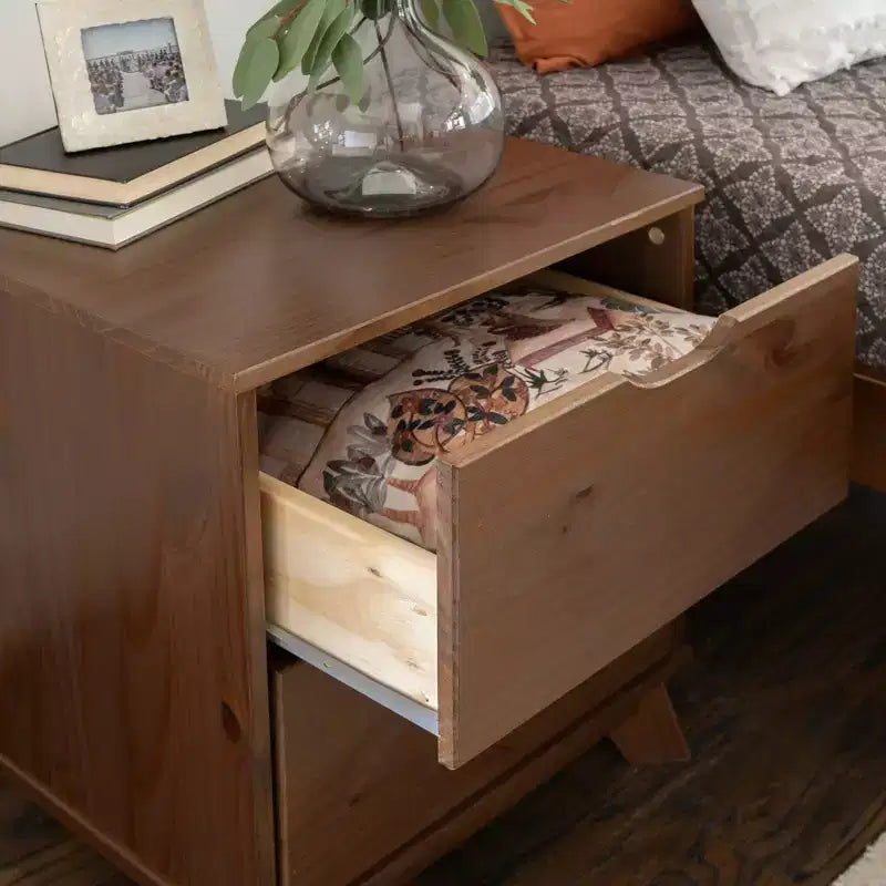Lit plateforme simple et table de chevet