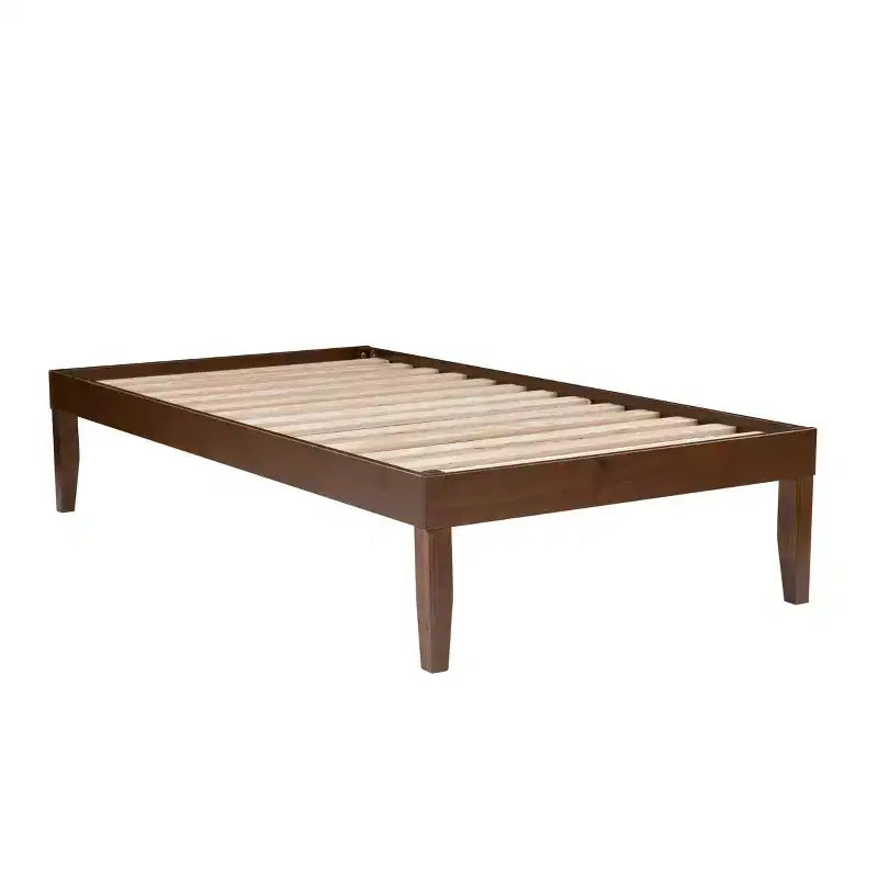 Lit plateforme simple et table de chevet