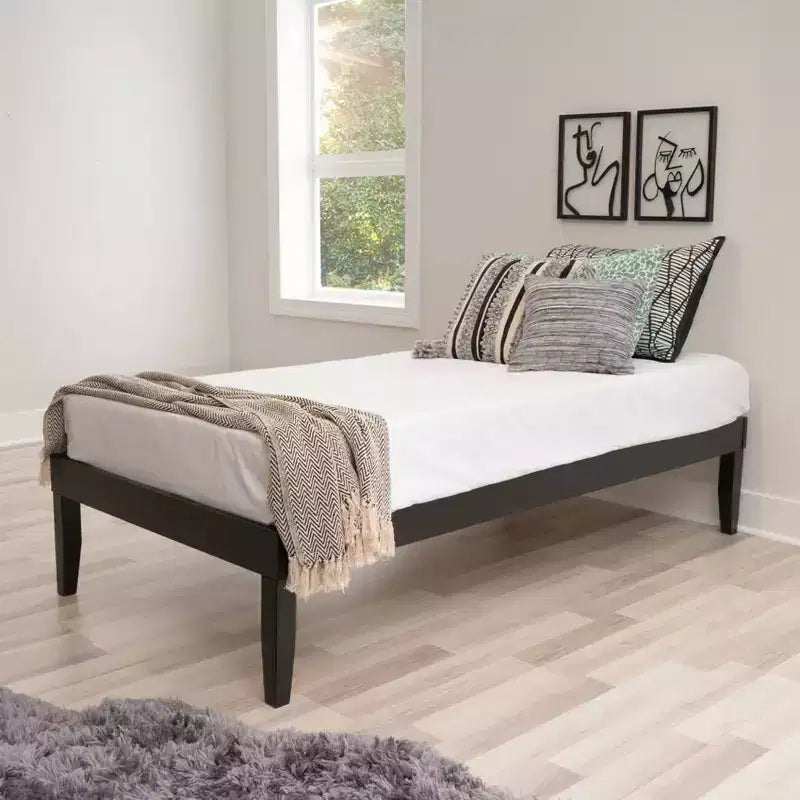 Lit plateforme simple et table de chevet