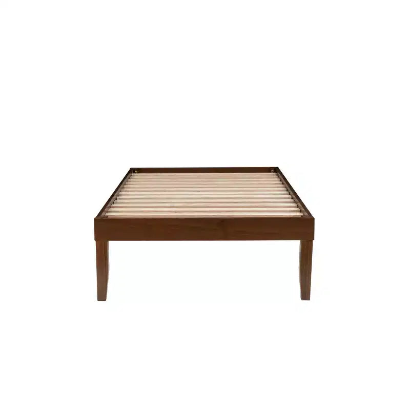Lit plateforme simple et table de chevet