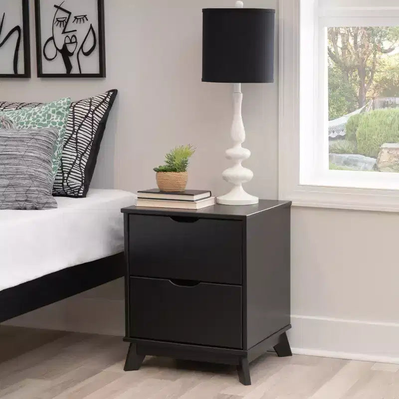 Lit plateforme simple et table de chevet