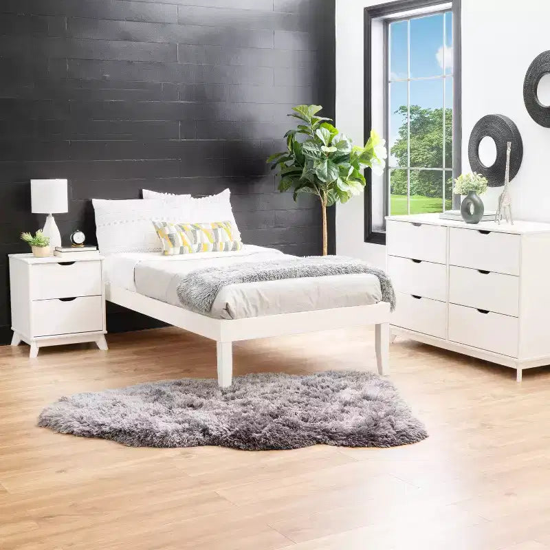 Lit plateforme simple et table de chevet