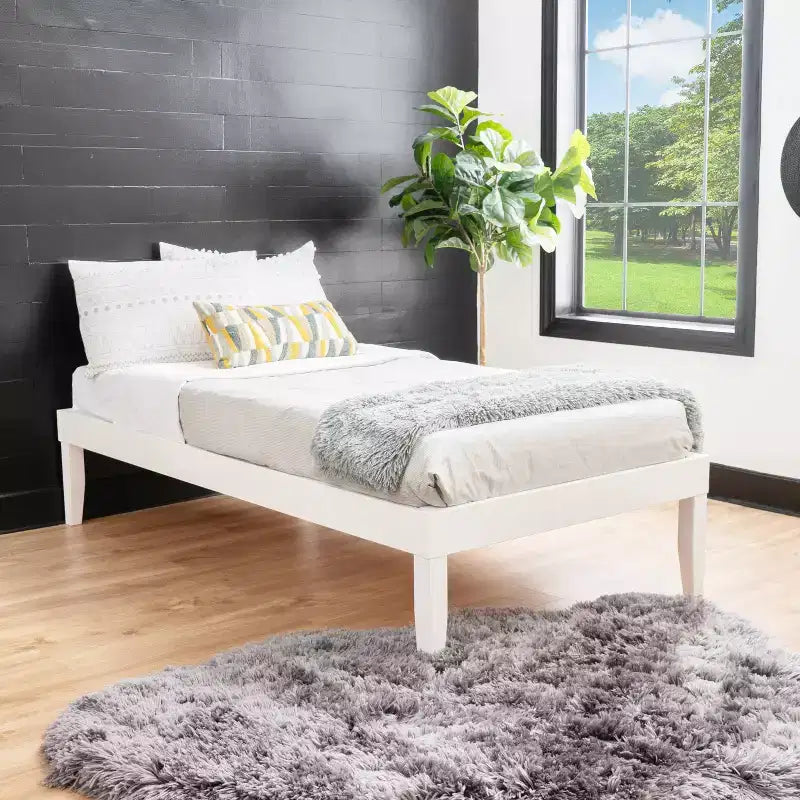 Lit plateforme simple et table de chevet