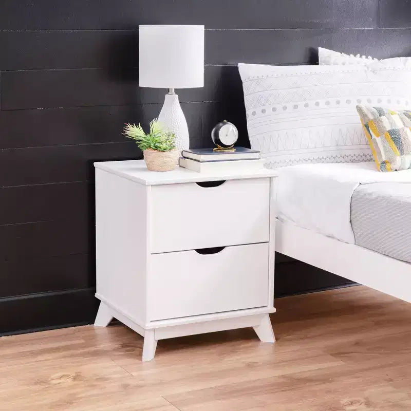 Lit plateforme simple et table de chevet