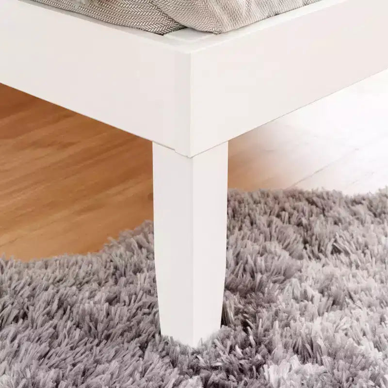 Lit plateforme simple et table de chevet