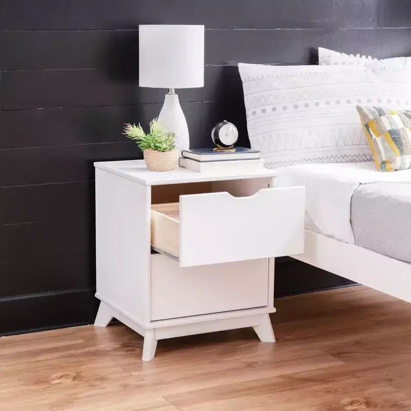 Lit plateforme simple et table de chevet