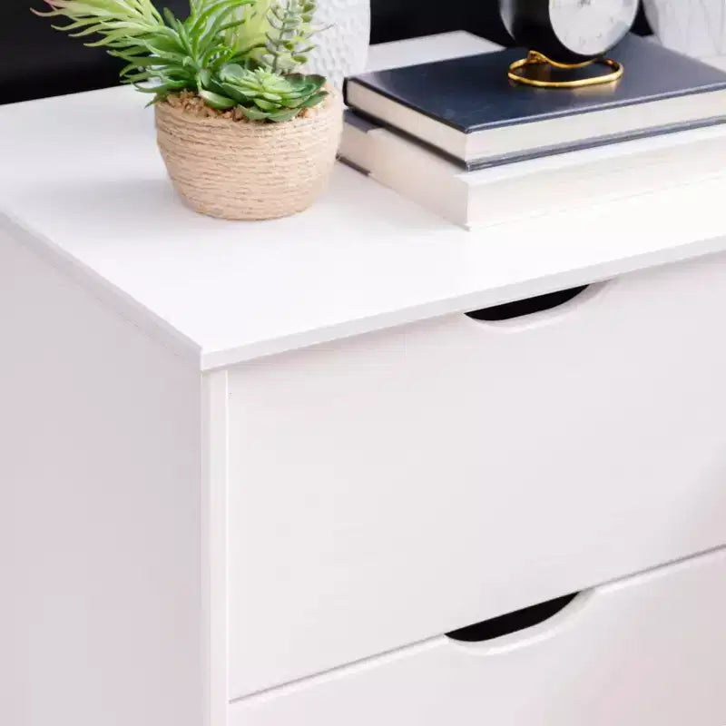 Lit plateforme simple et table de chevet