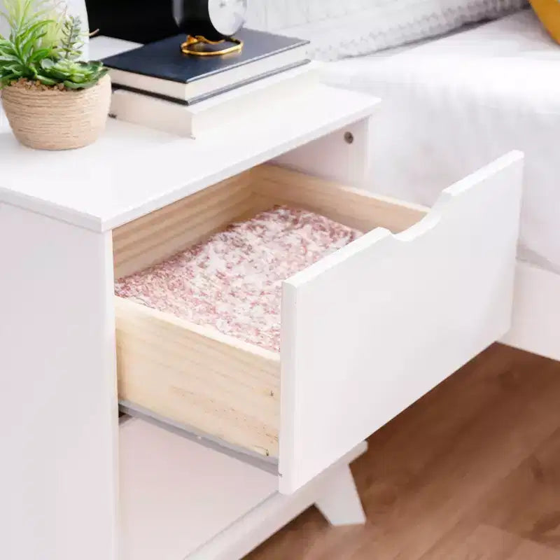 Lit plateforme simple et table de chevet