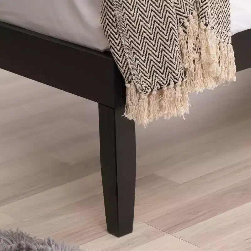 Lit plateforme simple et table de chevet