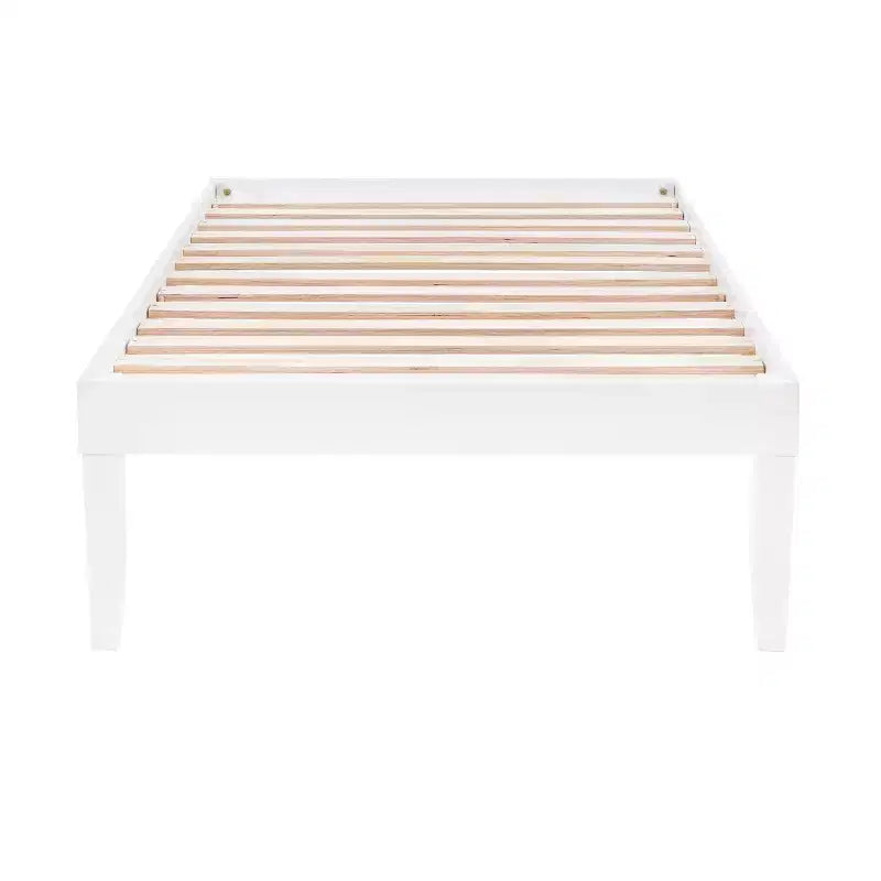 Lit plateforme simple et table de chevet