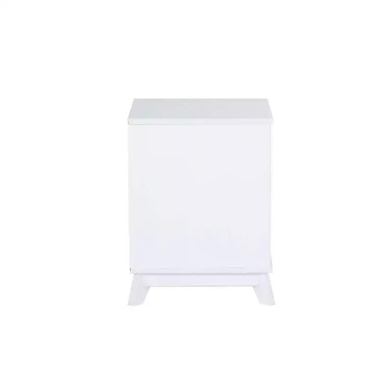Lit plateforme simple et table de chevet