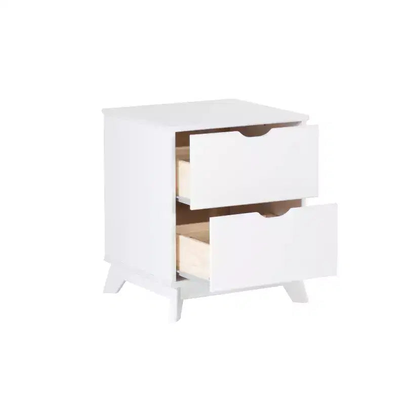 Lit plateforme simple et table de chevet