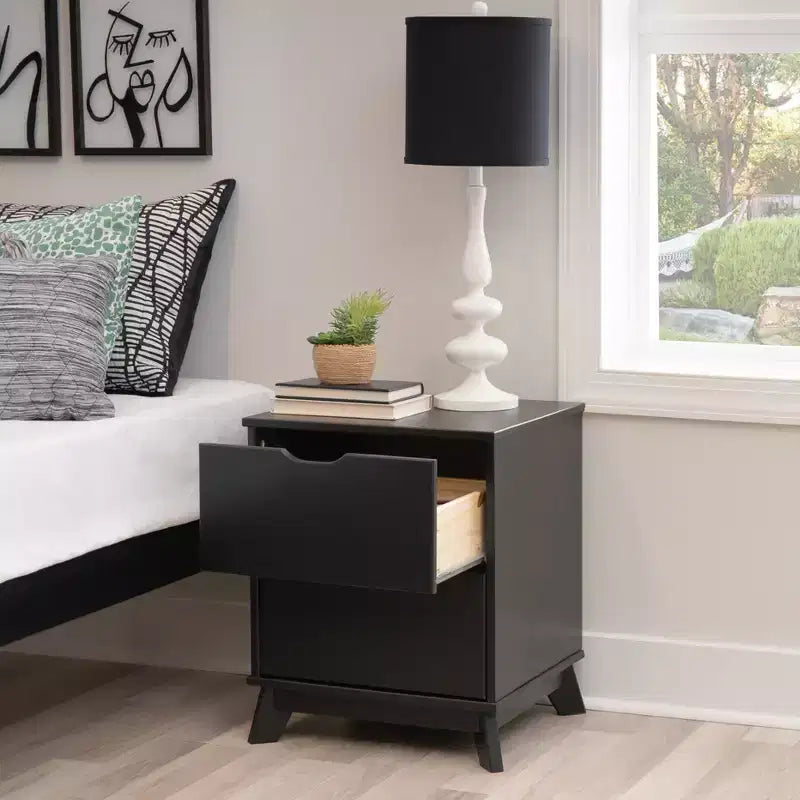 Lit plateforme simple et table de chevet