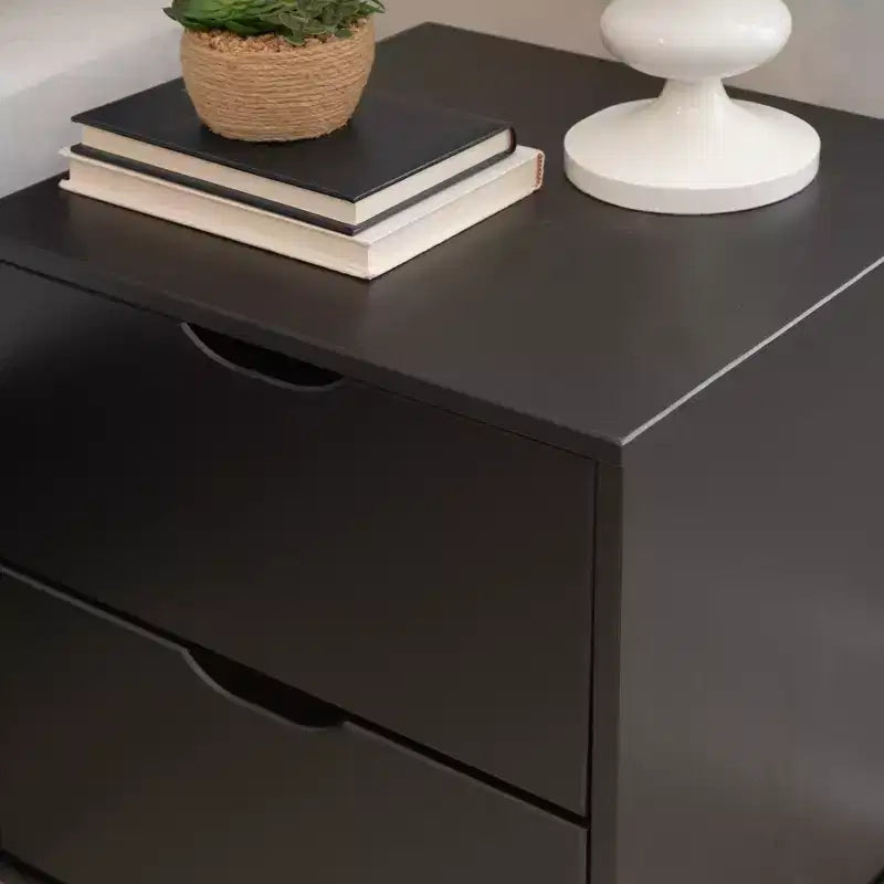 Lit plateforme simple et table de chevet