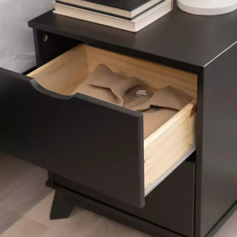 Lit plateforme simple et table de chevet