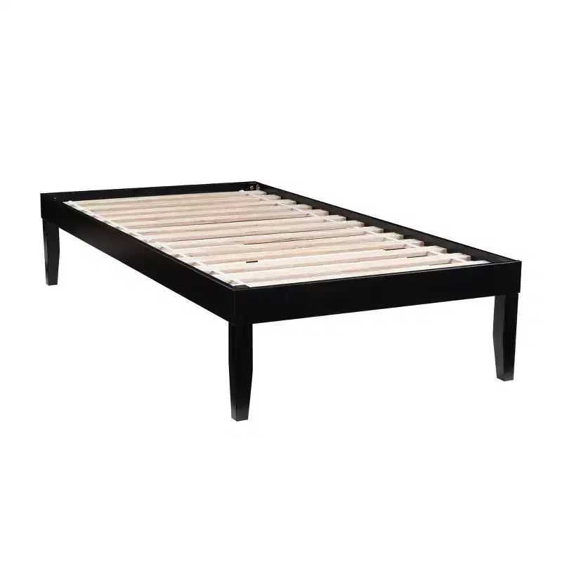 Lit plateforme simple et table de chevet