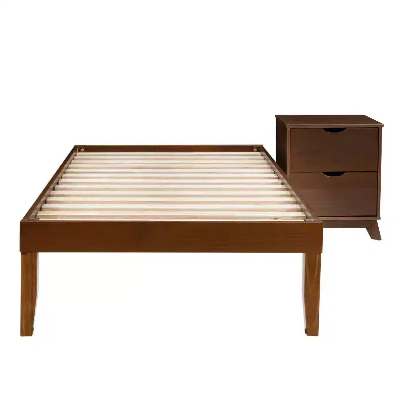 Lit plateforme simple et table de chevet