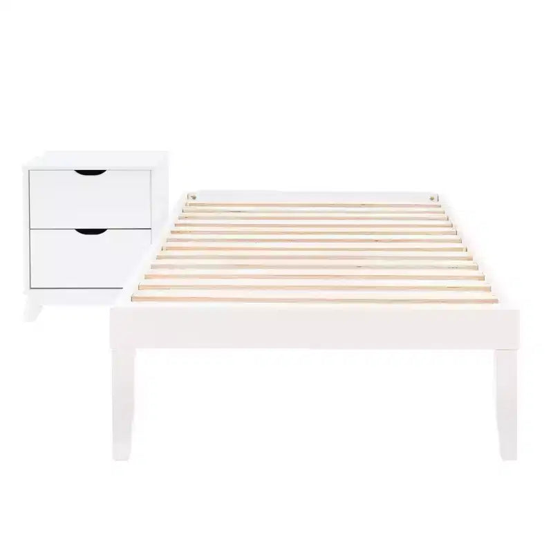 Lit plateforme simple et table de chevet